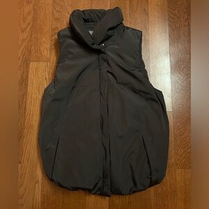 GAP down dark grey insulated puffer vest. Women’s size small. EUC